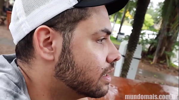 Eles vivem nas boleias de caminhão e quando tem...