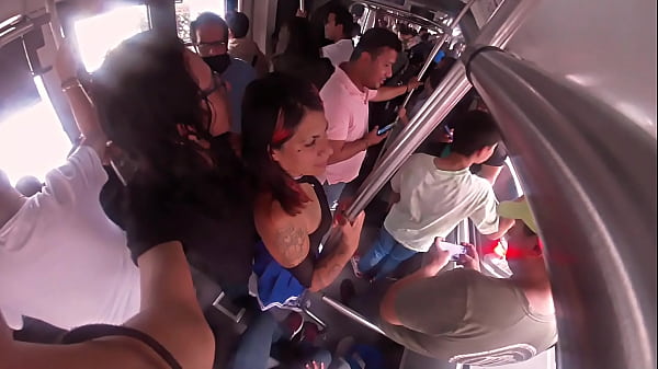 Download Video - Llevaba un falda muy corta y no puede evitar rozarle mi verga en las nalgas&comma; ARRIMONES CDMX