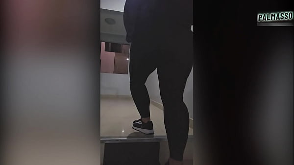 Foreigner, chubby, big-assed and busty, recently arrived, shows me her tits to get a job. Then we met on the street to go to a hotel to pick up.
