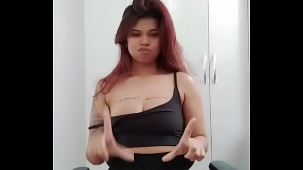 She went to dance and showed her breasts