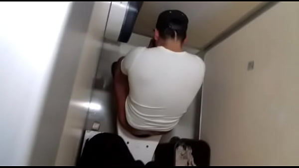 Download Video - El mismo hetero de blanco espiado en el ba&ntilde;o cagando