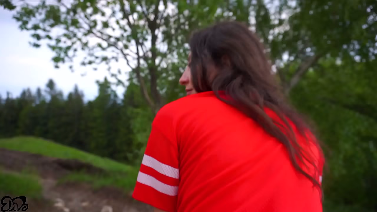 Ulula come una lupa di montagna!(sesso in piedi)