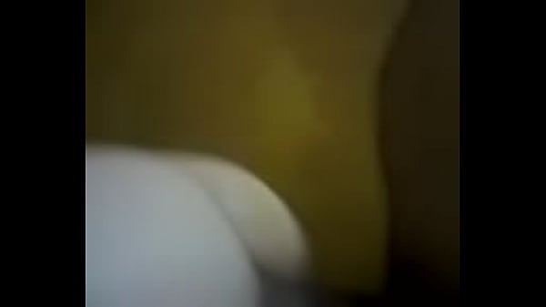 Grosse Fille Ferme Ses Jambes