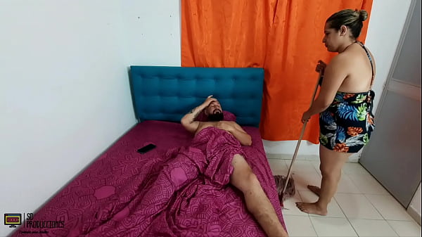 Download Video - Entro a la habitacion de mi hijastro lo encuentro so&ntilde;ando y me pongo bien cachonda PARTE 1