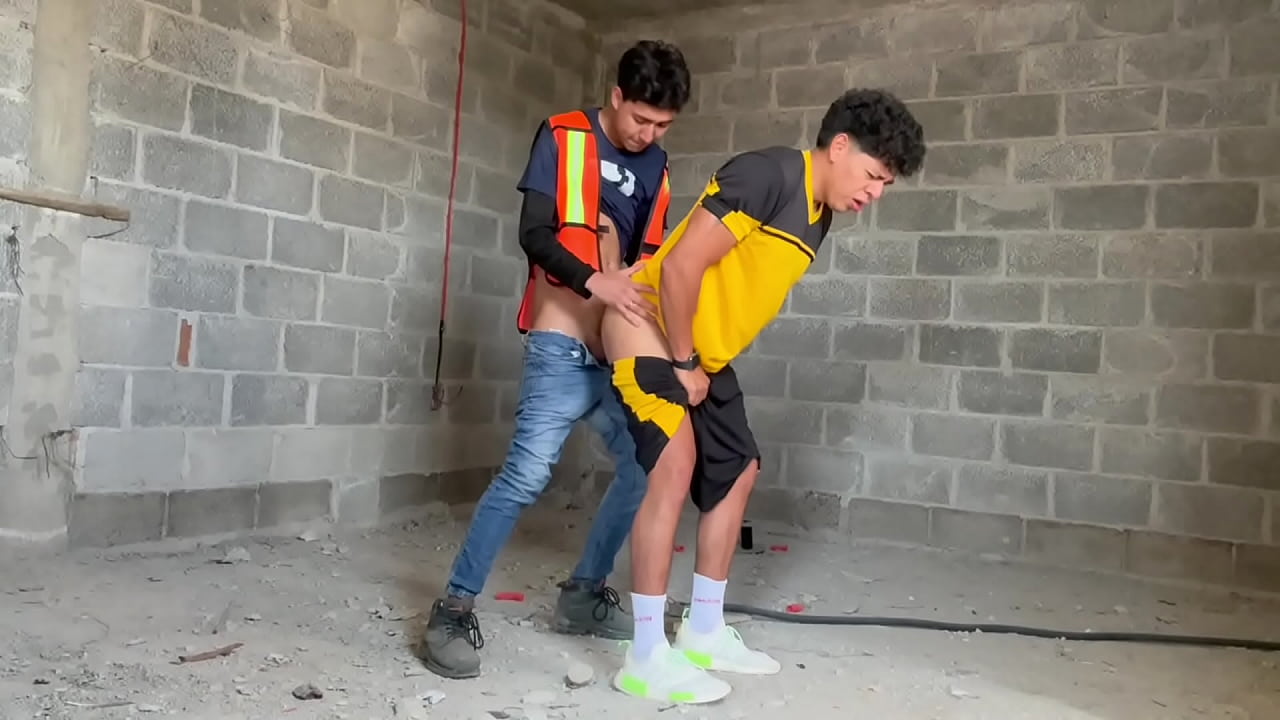 Sin condon. Follando a pelo con albañil
                     anal amateur homemade fetish voyeur gay first time bareback hispanic mexico young man guy guy latino man muchos negros