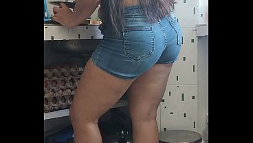 私は義理の妹が料理をしているところをこっそり録画している。彼女は私がTikTokを見ていると思っている。