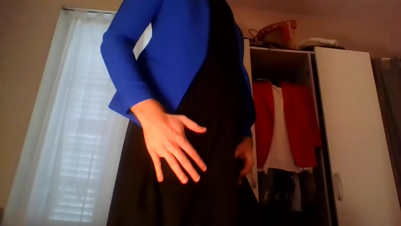 Joven secretaria de vestidor aficionado bromeando y masturbándose en una trinchera al rojo vivo, un blazer azul sexy y un hermoso vestido negro
                   masturbation office secretary red crossdresser soloboy trench sexy dress blazer office outfit muchos negros