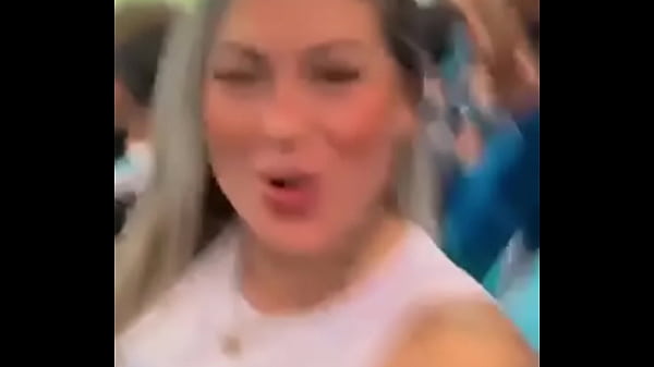 Blonde Argentine Montrant Ses Seins