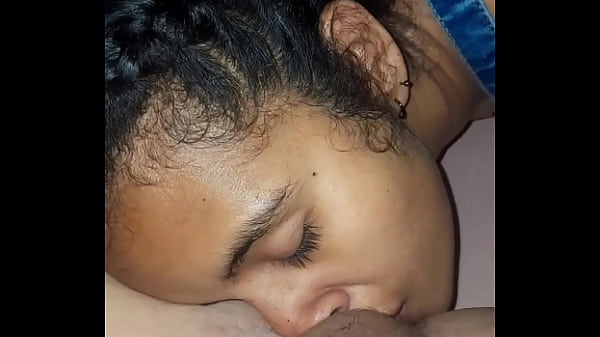 Mi hermanastra se sienta en cama cuando mi novi...