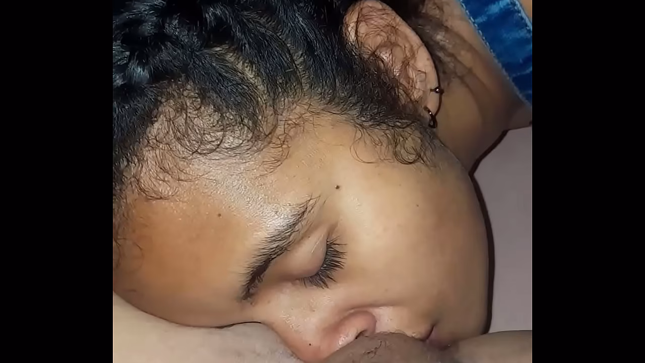 Mi hermanastra se sienta en cama cuando mi novia me hace acabar chupandome el pen&eacute_. Es una buena experiencia la recomiendo