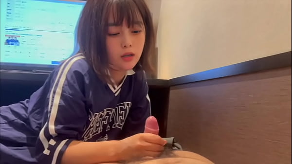Download Video - 「声だしたらバレるよ&hellip;」ネットカフェでSEXで喘いでイキまくるカップル。