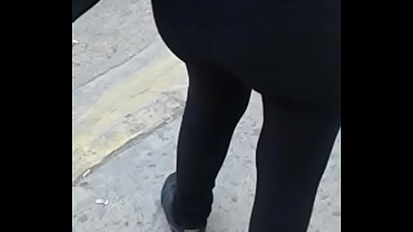 Culo en la parada del autobus