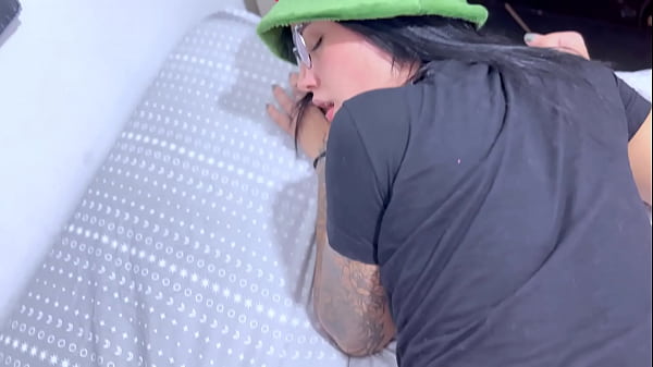 I punched the young gamer's pussy while she played