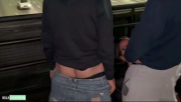 ベラ・ルイヴァは、5月23日橋で3人の見知らぬ男とセックスをしており、その様子を彼女のボーイフレンドが撮影している。