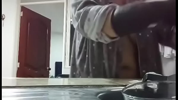 Se filtra v&iacute;deo casero de la madrastra de mi prima. tetas naturales