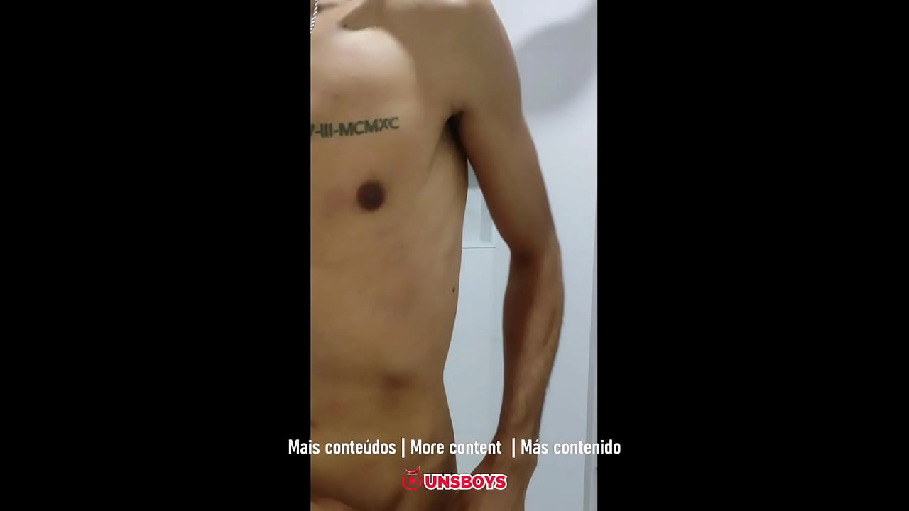 El pequeño bribón flacucho se está bañando.
                   skinny amateur homemade naked solo brazil bath gay toilet twink skinny body latino man muchos negros