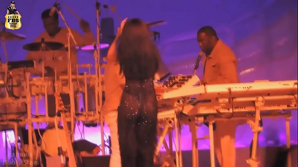 Rihanna`s Ass Live HOT!!!