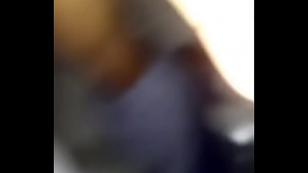 Enseña la panocha y se la pica