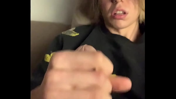 РУССКИЙ 18 ЛЕТНИЙ МИЛЫЙ МАЛЬЧИК ДРОЧИТ И КОНЧАЕ...