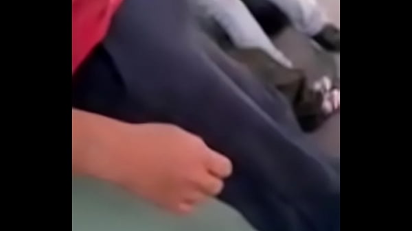 Excitado no ponto de ônibus