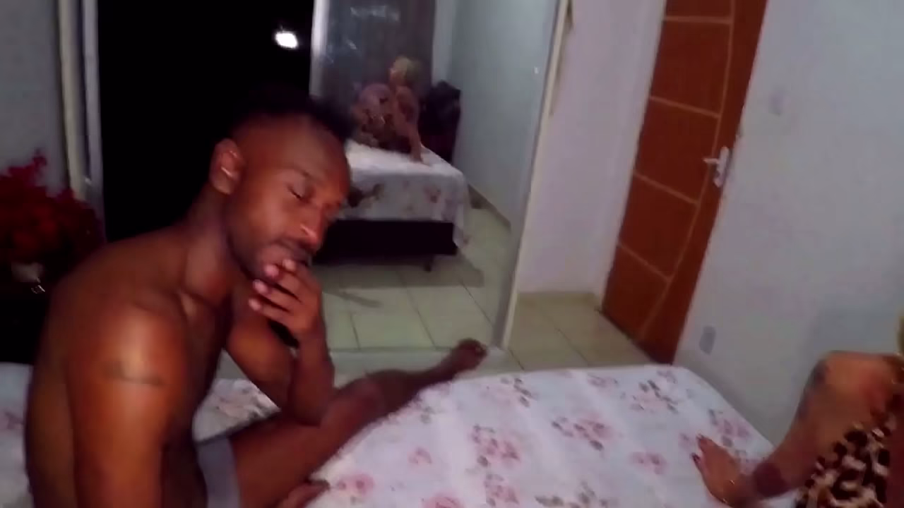 A Milf Loira e tatuada *Camila Costa* deu a bucetinha rosa e apertada pro neg&atilde_o do meu marido no dia do nosso anivers&aacute_rio de casamento e fez ele jorrar litros de porra em cima dela