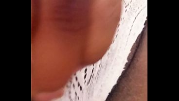 Hívő feleség nagy puncival játszik egyedül