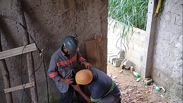 Tralhadores fudendo na contru&ccedil;&atilde;o.