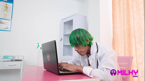 Download Video - Jovencita Greta tiene un problema anal y el doctor Supremo Lord esta listo para desatorarla&period;&period;&period; Traaa&excl;