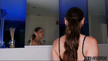 GAROTA MOSTRA O PEPINO QUE ELA GOSTA !!! CABE TUDINHO.... BUCETA DELICIOSA