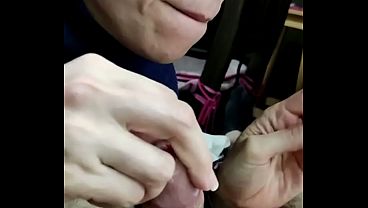 クイッキー！彼女の大好きなチョコレートに射精！