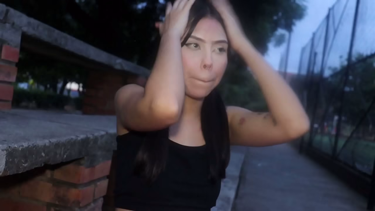 FUI A TROTAR CON MI MEJRO AMIGA Y ELLA ME DIJO QUE ESTABA MUY CANSADA Y QUE LE DIERA AGUA EN MI CASA