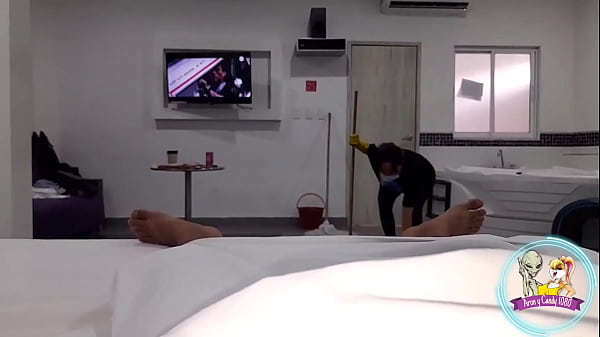 Download Video - Una empleada colombiana es follada mientras la muy puta trabaja&period;