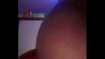 Prima pretinha rebolando escondido