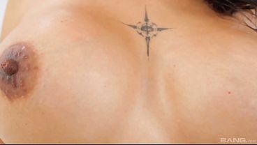 ジャズミン・ブラックが巨大な白人のペニスに跨がり、大量の潮吹きをする
