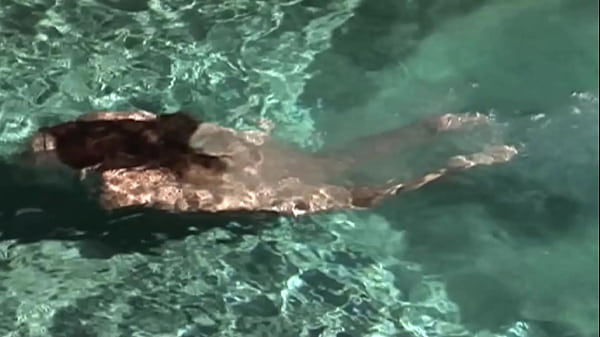 NO PELO ... GAROTA TIRA CALCINHA,  SENTA NA ROLA , VIRA DE QUATRO E GOZA GOSTOSO...