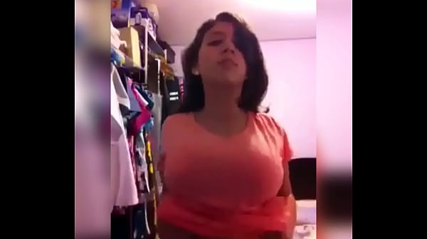 Argentine Éjacule Et Montre Ses Seins
