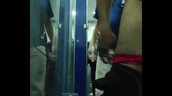 Nuevamente en los baños, tratando de enseñar cu...