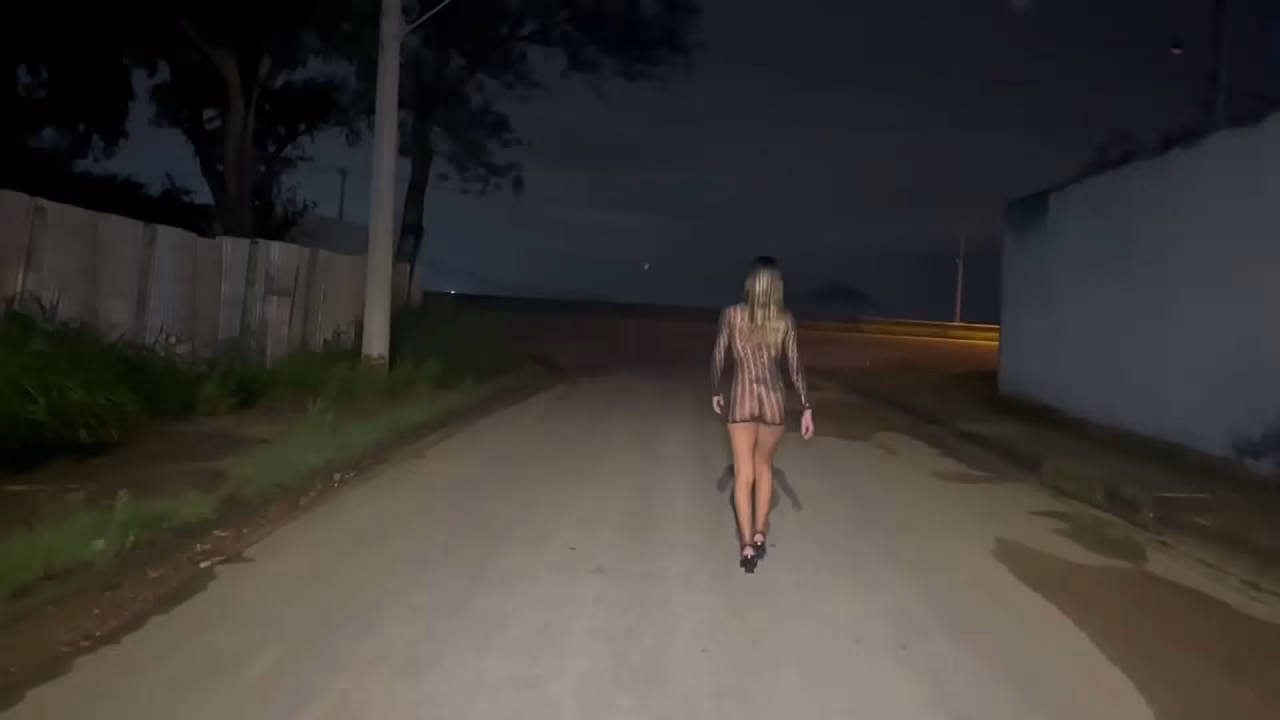 CASADA SE MASTURBANDO EM VIA P&Uacute_BLICA E DA PRO CORNO NO MEIO DA RUA GOZANDO 2 VEZES