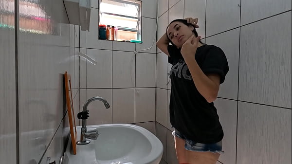 Young girl with a hot ass taking a bath and swallowing toys