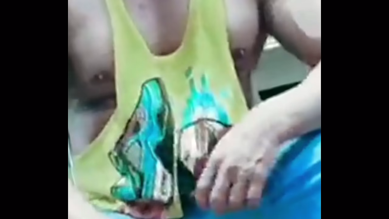 Heterosexual masturba su peque&ntilde_o pene que parece un cl&iacute_toris de putita y dedea su apretado culo virgen