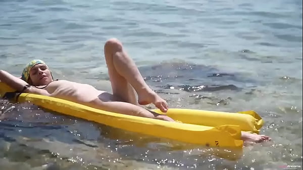 Sexy Sirena Fingers Herself To Orgasm At The Beach