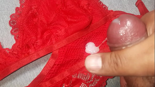 Me masturbé con lencería roja de mi amiga y me ...
