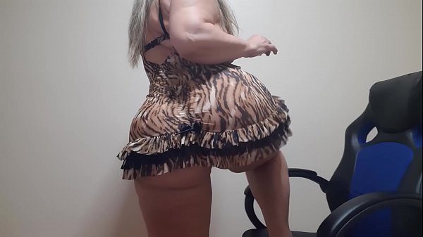 dan&ccedil;a sensual de camisola tigresa e rebolando c...