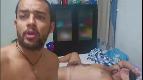 Ele me fode muito forte com seu pau grosso e me...