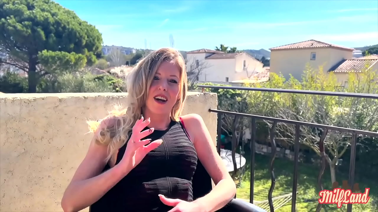 Aurbeauréal, una rubia jovial, le encanta chupar pollas
                    blonde sexy ass milf slut amateur lingerie beauty new france slim body muchos negros