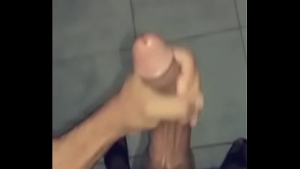 Download Video - Batendo punheta e gozando no banho
