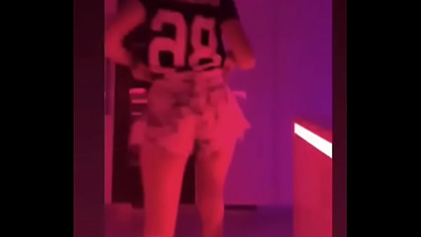 Novinha tesuda rebolando gostoso