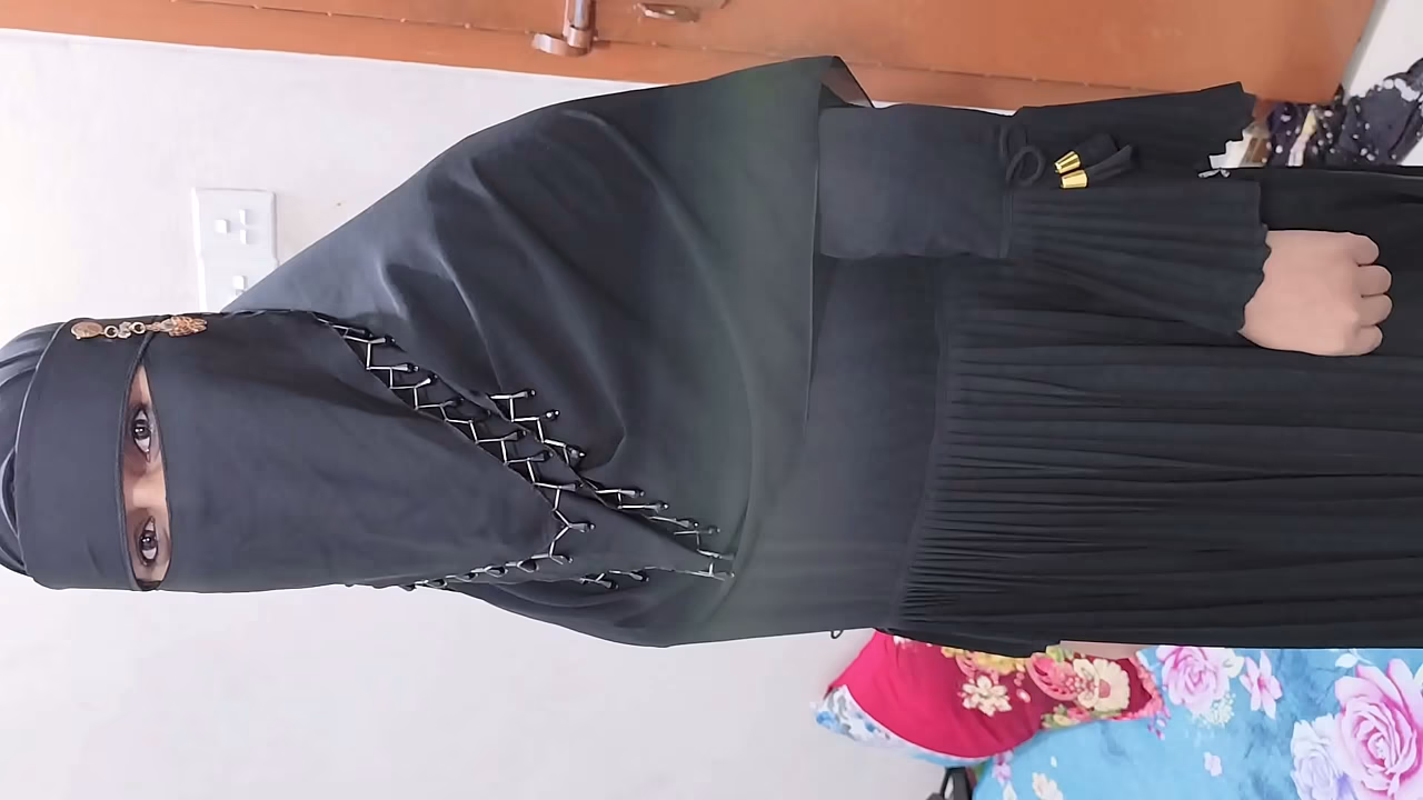 I met a girl in an auto and took her home to work at a beauty parlor and fucked her.