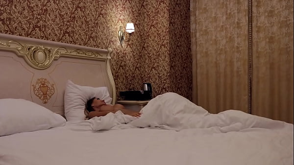 子供が寝た後にムチムチの妻とベッドの上で乱れるように激しく抱き合いました