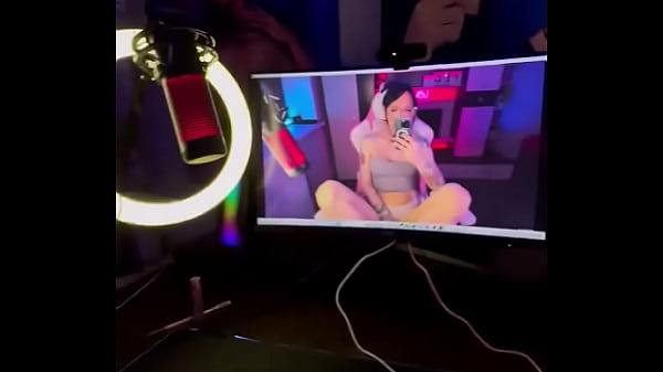 私はストリーミング配信やカメラの前で自分を見せるのが大好きです。私に会いに来てくれませんか？コメント欄に何を見たいか書いてください...
